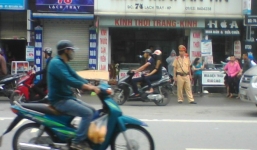 Nam thanh niên 'lạ' chết gục trên xe máy