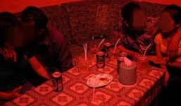 Những lắt léo trong nghề PR tại quán karaoke đèn mờ