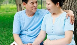 Sốc vì chồng hàng đêm vẫn tòm tem với hàng xóm