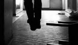 Bàng hoàng phát hiện vợ treo cổ tại cầu thang