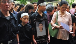 Clip: 2 con trai chị Huyền thắt khăn tang, mang di ảnh mẹ tới tòa