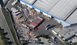 Phát hiện xác thiếu nữ trẻ lõa thể tại bãi rác