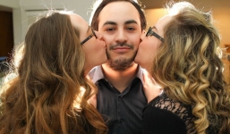 Người đàn ông công khai quan hệ cùng lúc với 2 chị em 