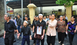 BS TMV Cát Tường đi lễ chùa sau khi phẫu thuật cho chị Huyền