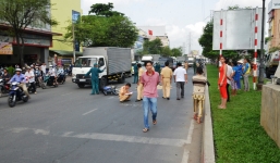 Ô tô cáng ngang người, thiếu nữ chết thảm