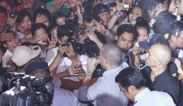 Hàng nghìn fan Việt Nam 'náo loạn' vì Shayne Ward