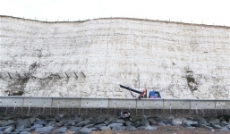 Thoát chết kỳ diệu khi xe lao khỏi vách đá 2,4 m