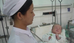 Sản phụ 15 tuổi sinh đôi: Bố là một trong hai...ông lão hàng xóm?