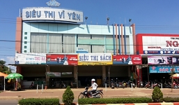 Chụp ảnh nữ sinh đeo bảng 'Tôi là người ăn trộm' để....'chém gió'