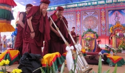 Biển người quỳ gối trong lễ cầu an của Đức Pháp Vương