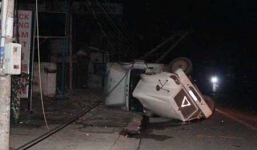 Hai container mất lái văng ra ngoài tấn công nhà dân