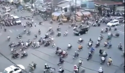 Clip chóng mặt với cảnh đường phố hỗn loạn