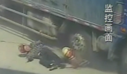 Cha già bị xe tải nghiến qua vẫn cố cứu con