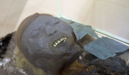 Sốc với hình ảnh xác ướp 800 năm tuổi 'đen sì' trong ngôi mộ cổ