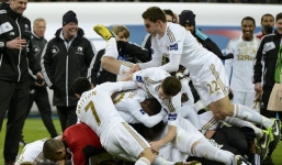 Sốc: Cầu thủ Swansea đấm nhau trước mặt chủ tịch