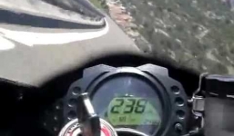 Phóng mô tô ở tốc độ 300km/h