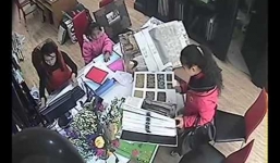 Bé gái 7 tuổi siêu trộm tại cửa hàng rèm