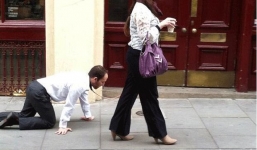 Hé lộ nguyên nhân người đàn ông bị 'xích như chó' bò trên đường phố