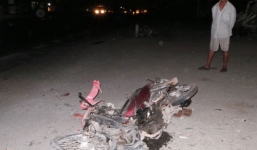 Xe tải gây tai nạn cuốn xe máy vào gầm rồi đâm vào cửa hàng