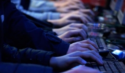 Bố nghiện game, bóp chết con trai 2 tuổi