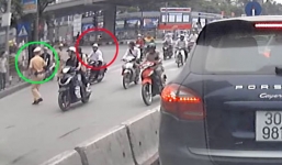 CSGT lao ra đường thổi phạt, người vi phạm ngã lăn quay