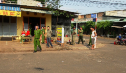 Đang nhậu, bị côn đồ kẹp cổ lôi ra đường rút dao đâm chết