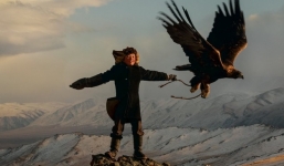 Clip nữ sinh Mông Cổ 13 tuổi săn thú cùng đại bàng