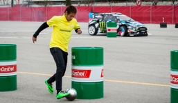 Trước siêu kinh điển: Neymar học lừa bóng qua thùng phuy