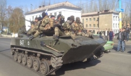 Ukraine: Người biểu tình chiếm 6 xe bọc thép cắm cờ Nga diễu phố