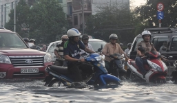 Sài Gòn ngập trong nước, người dân 'bơi' trên đường