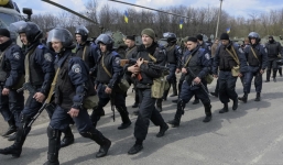 Binh lính, xe bọc thép, máy bay… rầm rập ở đông Ukraine