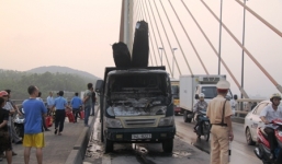 Xe tải bốc cháy dữ dội trên cầu Bãi Cháy