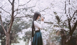 “Nữ hoàng bóng rổ” Trung Quốc xinh thơ ngây bên hoa đào