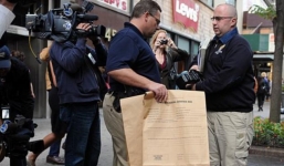 Thiếu nữ trẻ nhét xác con trai trong túi, vô tư đi trộm đồ