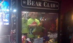 Mẹ quên con trong máy gắp đồ chơi