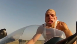 Clip: Khuôn mặt biến dạng kinh dị khi chạy xe máy ở tốc độ 250 km/h
