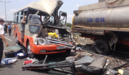 Clip: Hiện trường vụ tai nạn kinh hoàng trên cao tốc Trung Lương