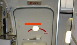 Hành khách Vietnam Airlines tự ý mở cửa thoát hiểm khi chuẩn bị bay