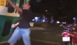 Clip: Thanh niên cầm gạch đạp vỡ kinh xe buýt đòi 'thách đấu'