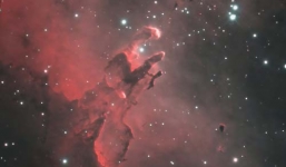 Hình ảnh quan âm ngồi thiền xuất hiện ngoài không gian