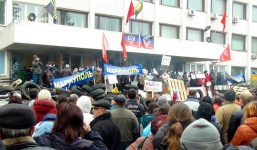 Máu lại đổ ở miền Đông Ukraine