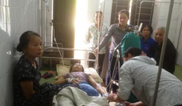 Một nữ công nhân bị máy làm gạch cuốn nát chân