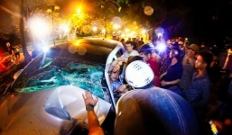 Xế hộp nát bét, cắt đứt nửa gốc cây cổ thụ sau cú va chạm mạnh