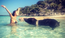 Ronaldo chấn thương, cô bồ Irina mặc bikini hôn lợn ở bãi biển