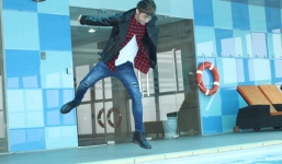 Hậu trường: Sơn Tùng M-TP định nhảy xuống bể bơi lúc ghi hình