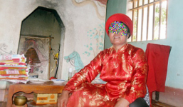 'Thánh cô' xứ Mường thổi nước lã làm phép... se duyên