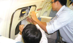 Phạt 10 triệu đồng khách mở cửa máy bay cho... mát