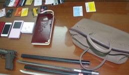 Giật túi xách hàng trăm triệu đồng mang về tặng vợ