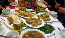 200 người cấp cứu, 1 người chết vì ăn cỗ đám cưới