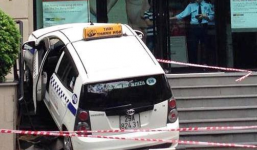 Hà Nội: Xe taxi “leo” 7 bậc thang, lao lên thềm tòa nhà Pacific